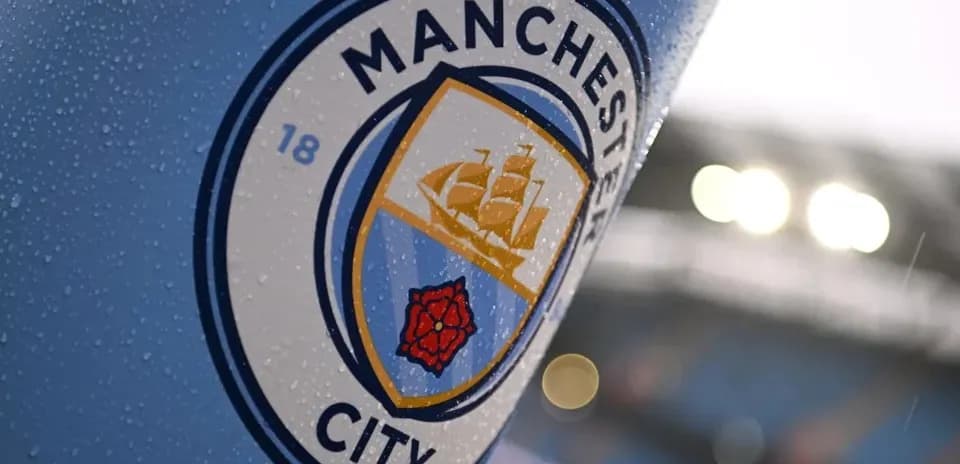 Logo de Manchester City en ambiente lluvioso