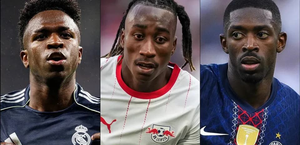 Tres futbolistas en acción durante un partido