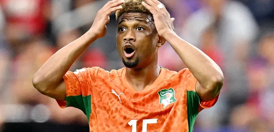 Jugador con camiseta de Costa de Marfil expresando sorpresa