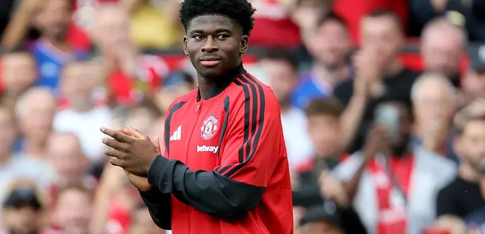Jugador de Manchester United aplaudiendo en el campo