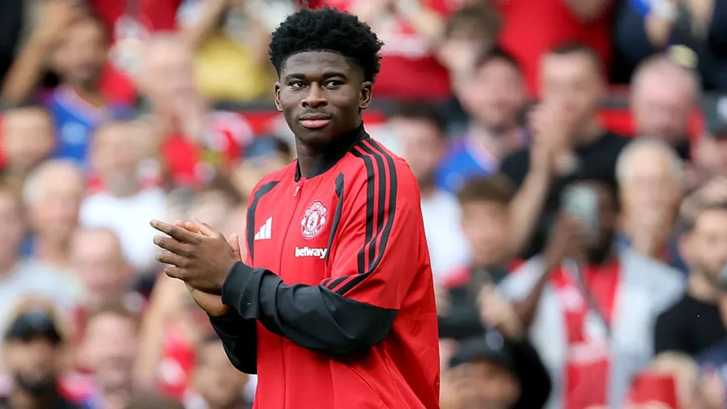 Jugador de Manchester United aplaudiendo en el campo