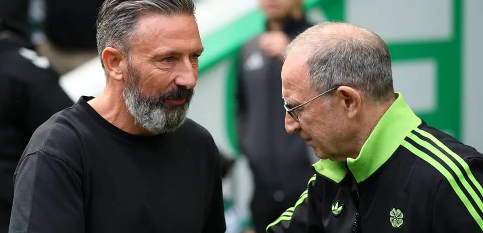 Entrenadores conversando antes del partido