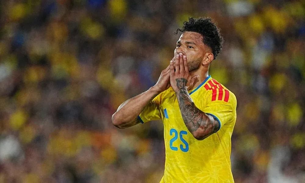 Jugador de Colombia con camiseta amarilla durante partido