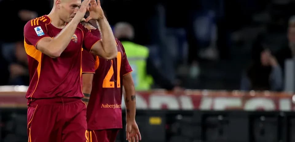 Jugador de AS Roma celebrando con el equipo