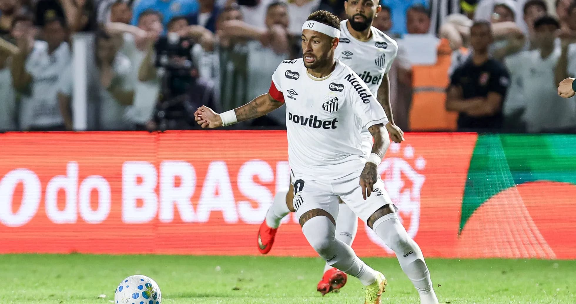 Neymar corriendo con el balón durante un partido