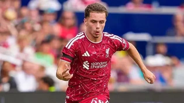 Jugador de Liverpool corriendo con balón en el campo