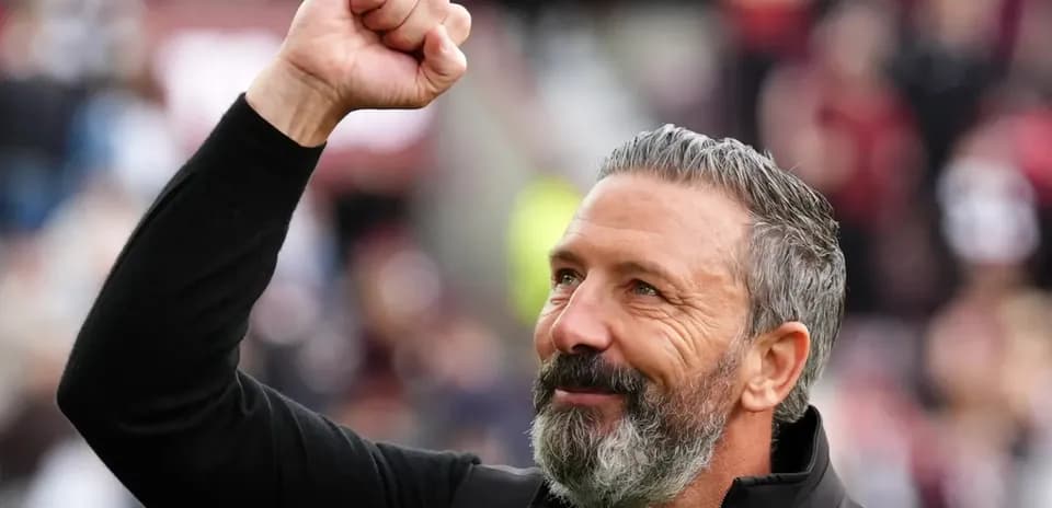 Entrenador levantando el puño en señal de victoria