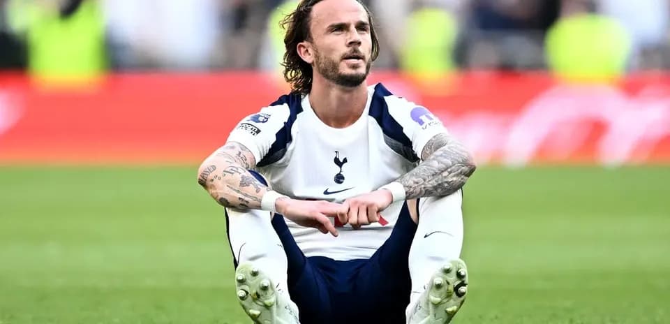 Jugador de Tottenham sentado en el campo de juego