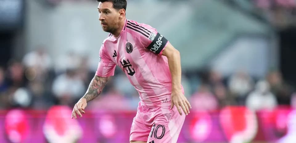 Lionel Messi corriendo en partido con Inter Miami