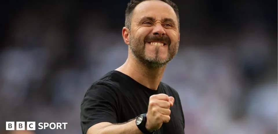 Entrenador celebrando con el puño cerrado