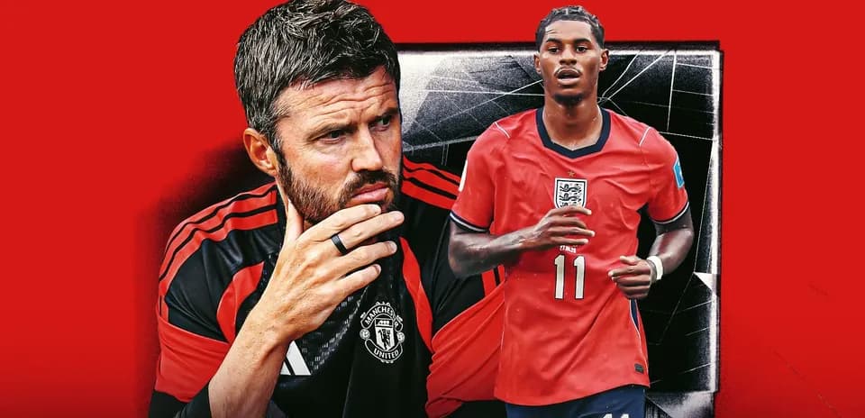 Entrenador pensativo y jugador de Inglaterra en acción
