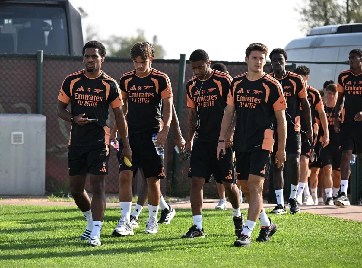 Jugadores de Arsenal caminando hacia el entrenamiento