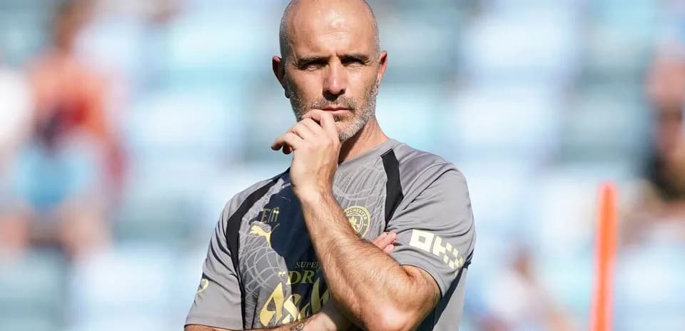 Entrenador observando durante la sesión de entrenamiento