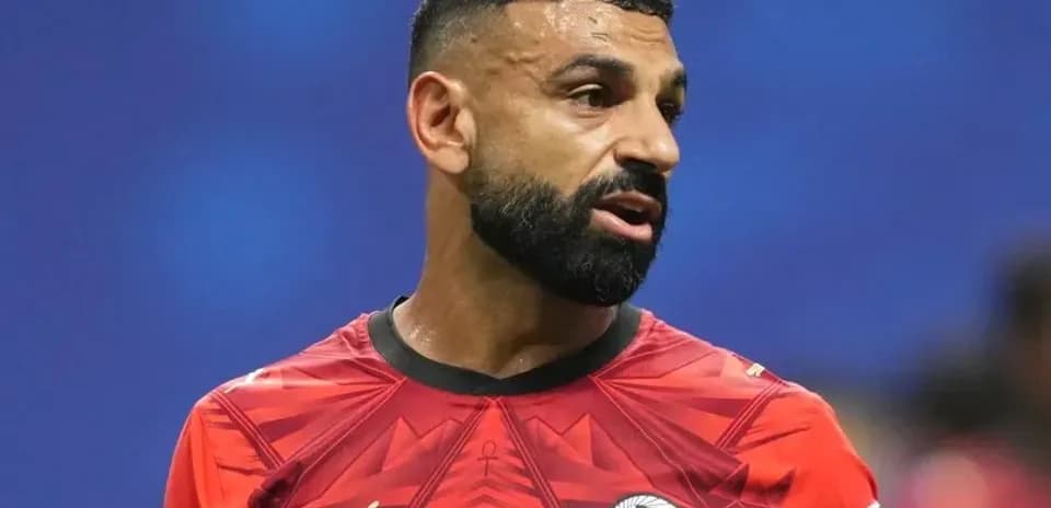 Jugador de fútbol en uniforme de Egipto en acción