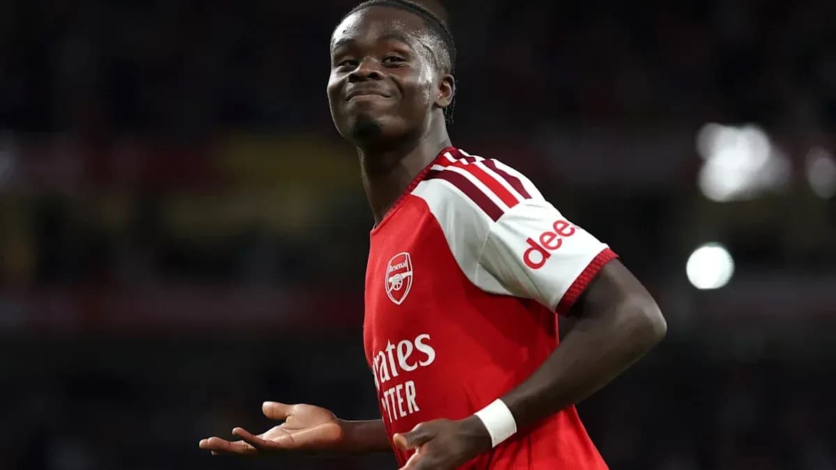 Jugador de Arsenal celebrando un gol en el campo