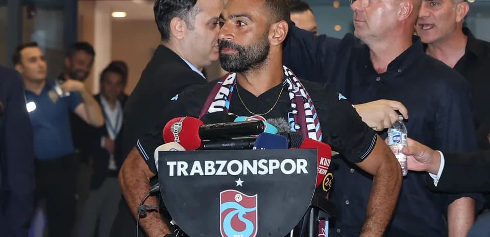 Jugador hablando en conferencia de prensa de Trabzonspor