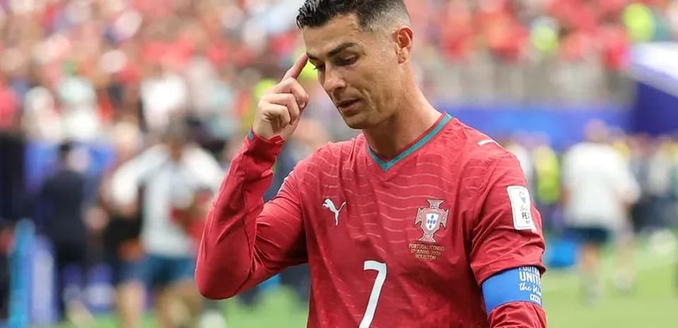 Cristiano Ronaldo caminando en el campo de juego