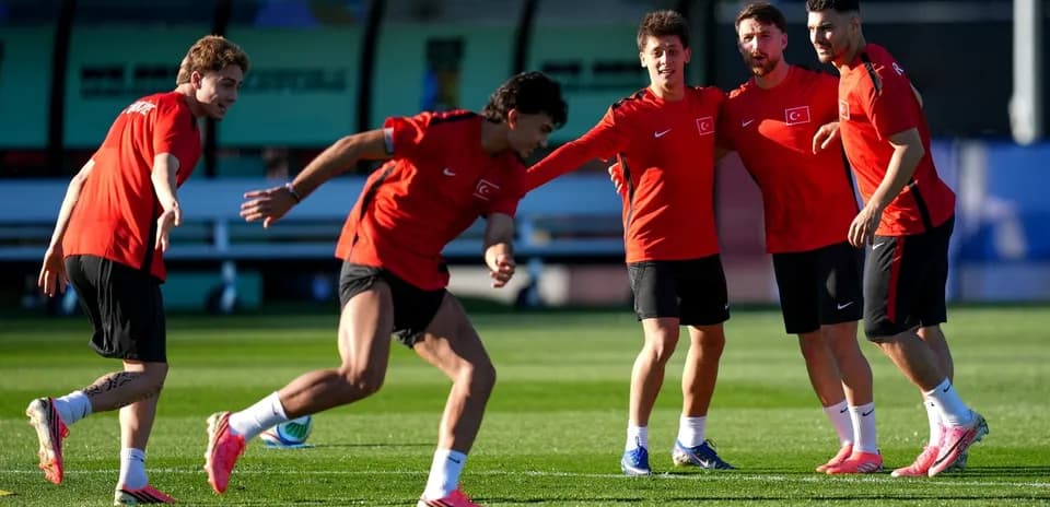 Jugadores de Türkiye entrenando para el Mundial