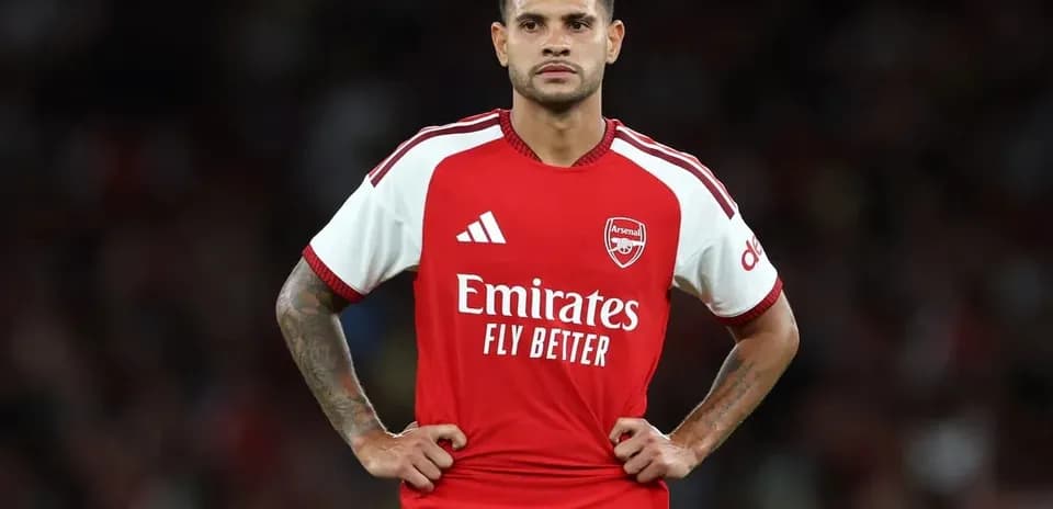 Jugador de Arsenal en uniforme rojo durante el partido