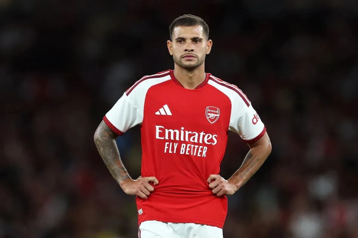 Jugador de Arsenal en uniforme rojo durante el partido
