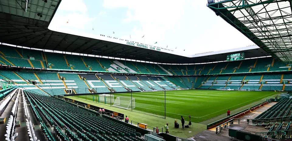 Estadio Celtic Park vacío con campo de fútbol