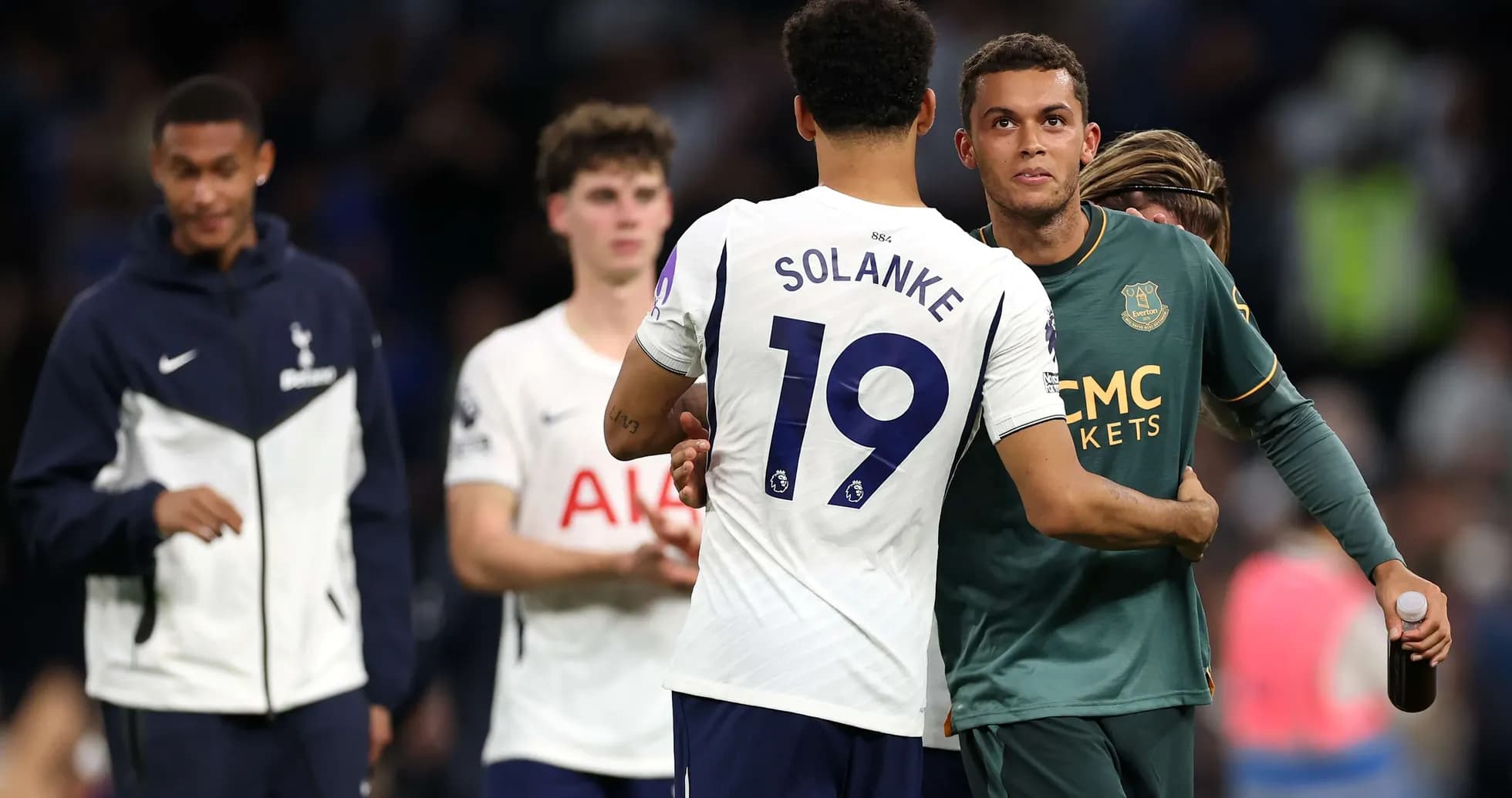 Jugadores de Tottenham y Everton saludándose