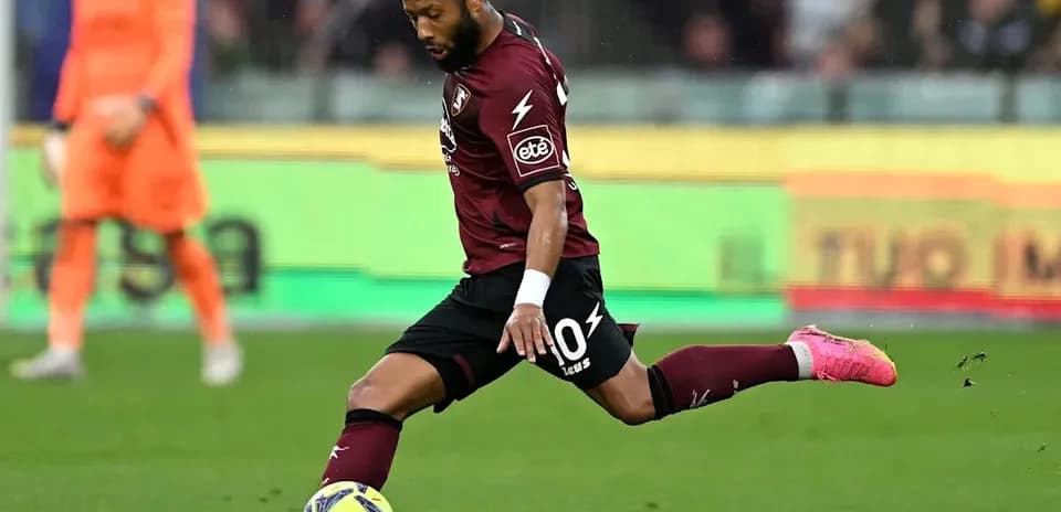 Jugador de Salernitana pateando un balón en el campo
