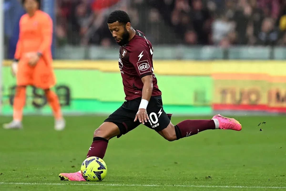 Jugador de Salernitana pateando un balón en el campo