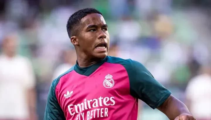 Jugador de Real Madrid en entrenamiento con camiseta rosa