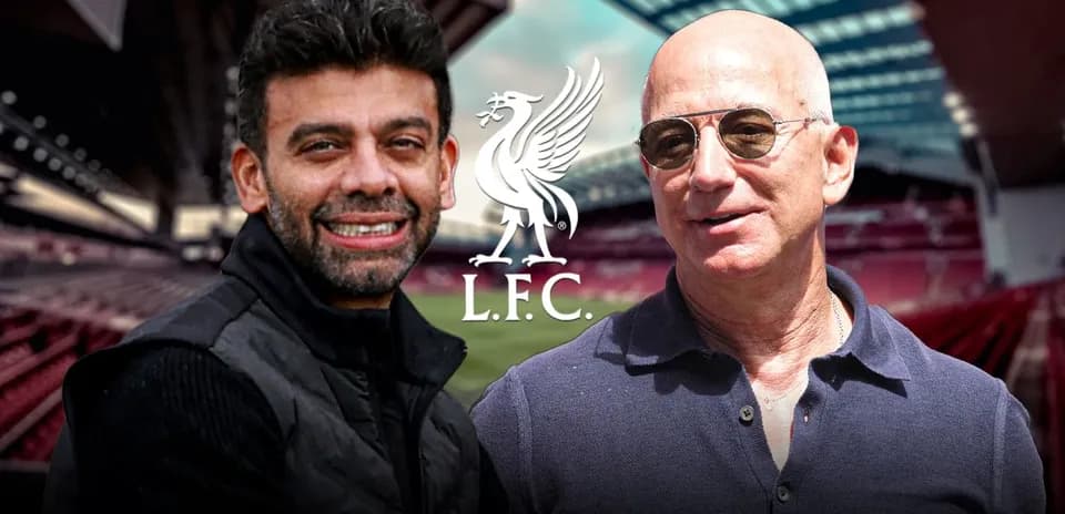 Dos personas sonriendo en estadio de Liverpool