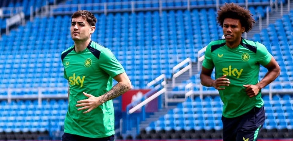 Jugadores entrenando en el campo de fútbol