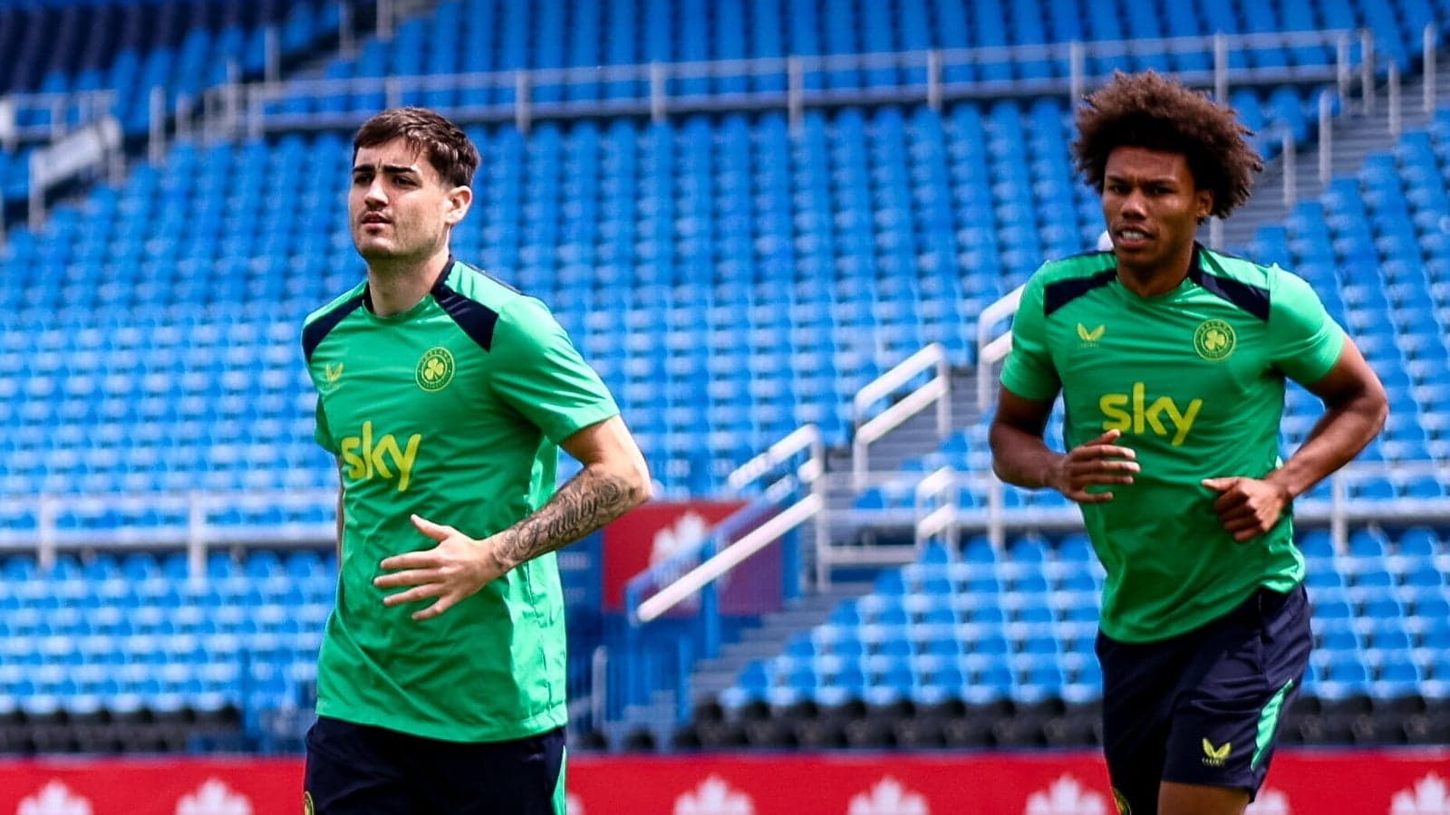 Jugadores entrenando en el campo de fútbol