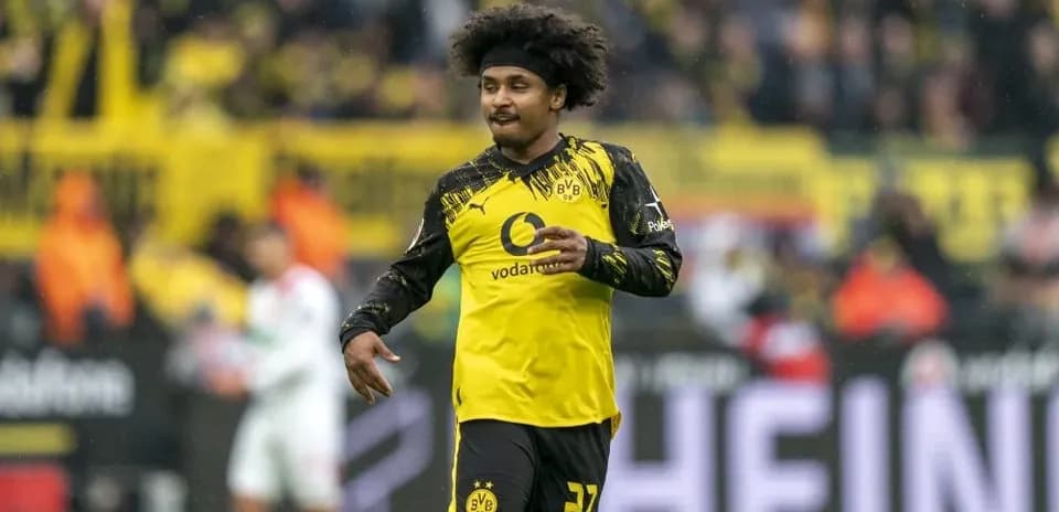 Jugador de Borussia Dortmund celebrando en el campo