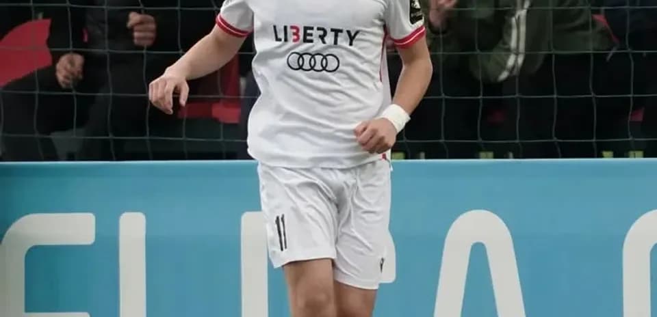 Jugador con balón en campo durante un partido