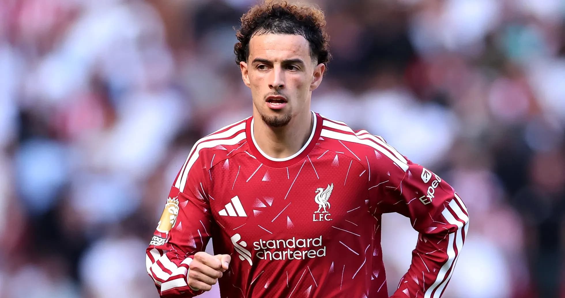 Jugador de Liverpool en acción durante el partido