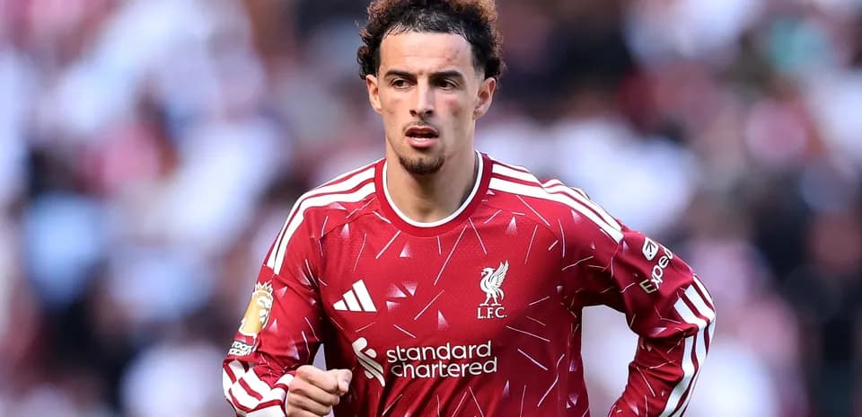 Jugador de Liverpool en acción durante el partido