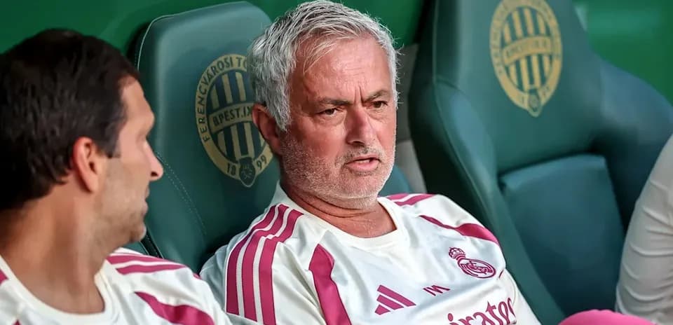 Entrenador de Real Madrid en el banquillo durante el partido