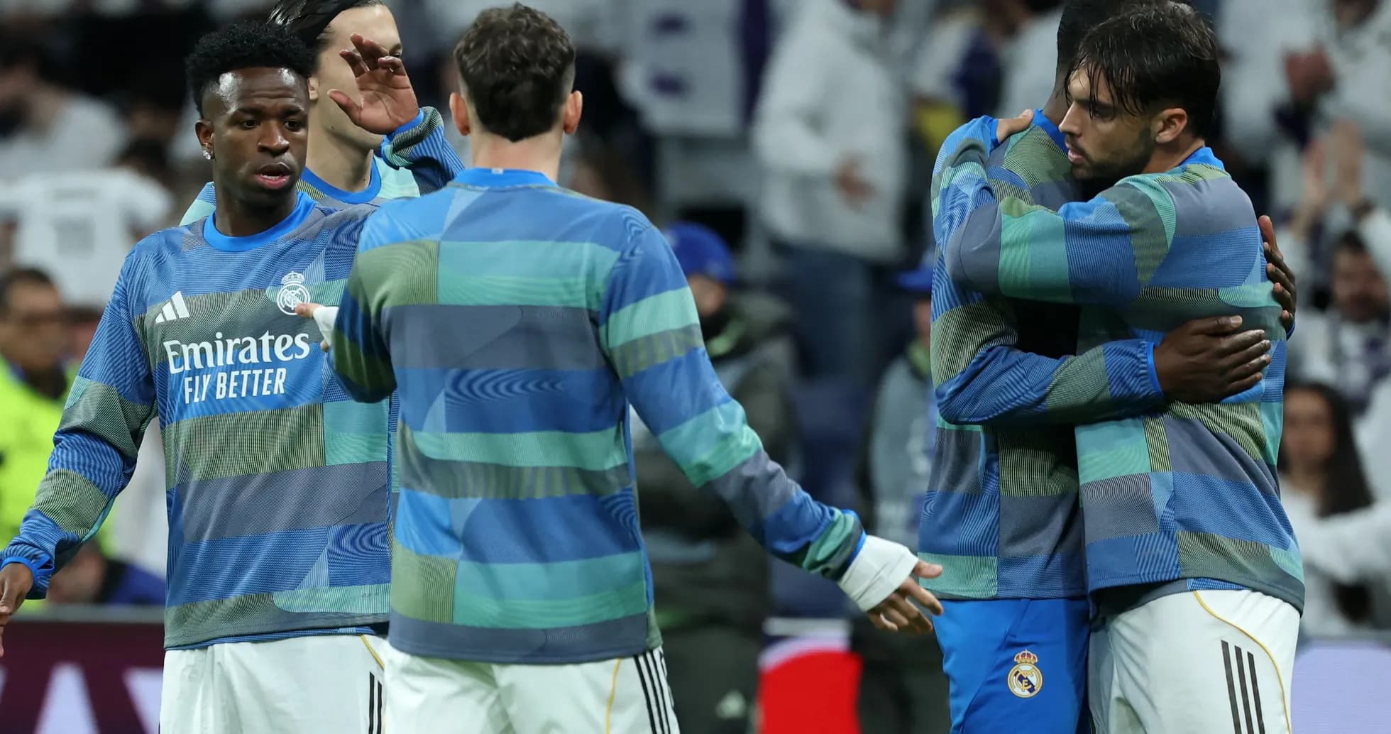 Jugadores de Real Madrid se abrazan en el campo
