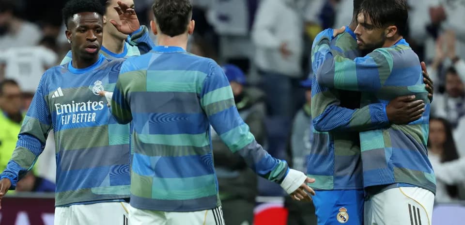 Jugadores de Real Madrid se abrazan en el campo