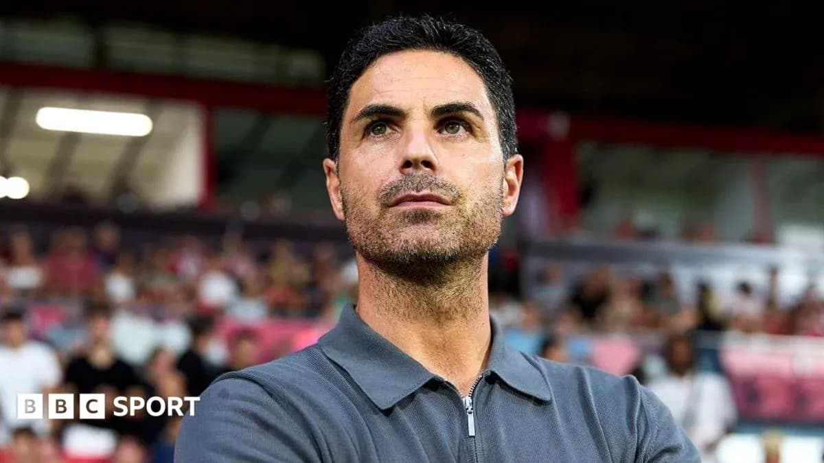 Entrenador observando el partido desde la línea
