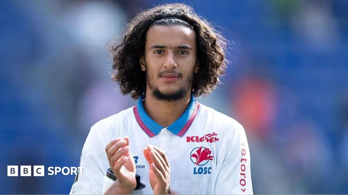 Jugador aplaudiendo en el campo de fútbol