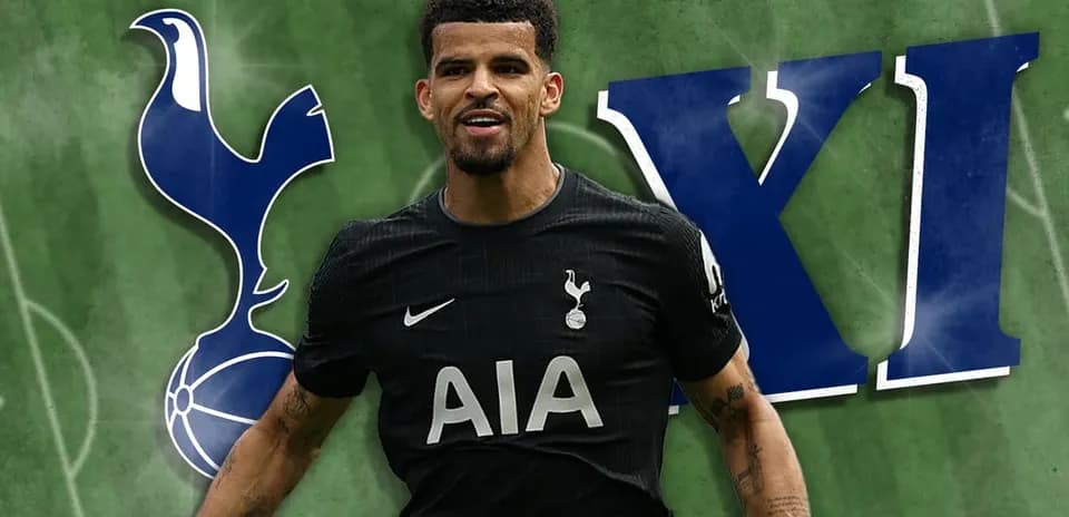 Jugador de Tottenham en camiseta negra sonriendo