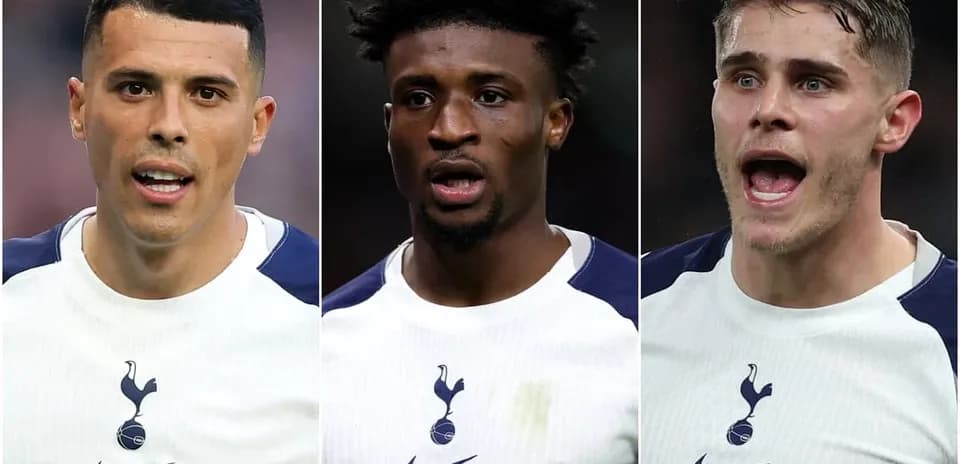 Tres jugadores de Tottenham en uniforme durante el partido