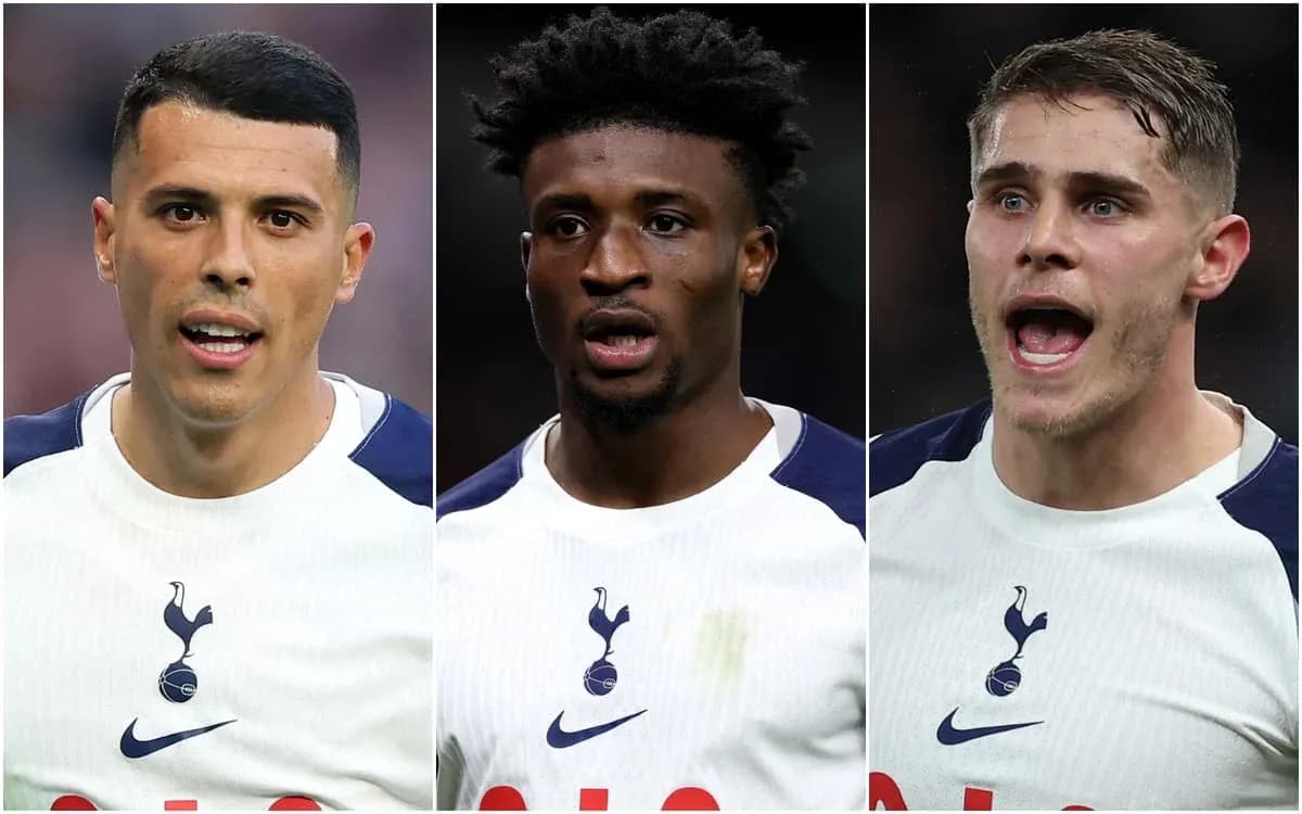 Tres jugadores de Tottenham en uniforme durante el partido