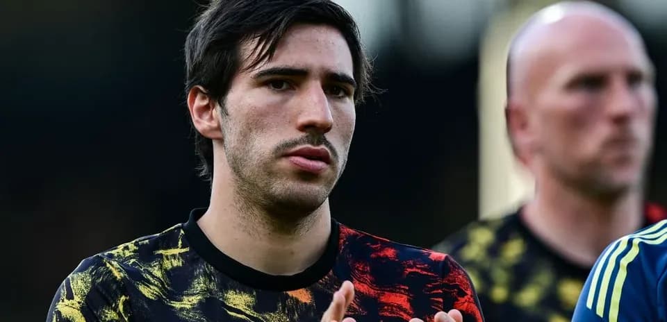Jugador en uniforme durante calentamiento previo al partido