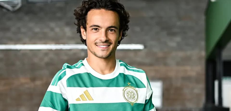 Jugador con camiseta de Celtic posando sonriente
