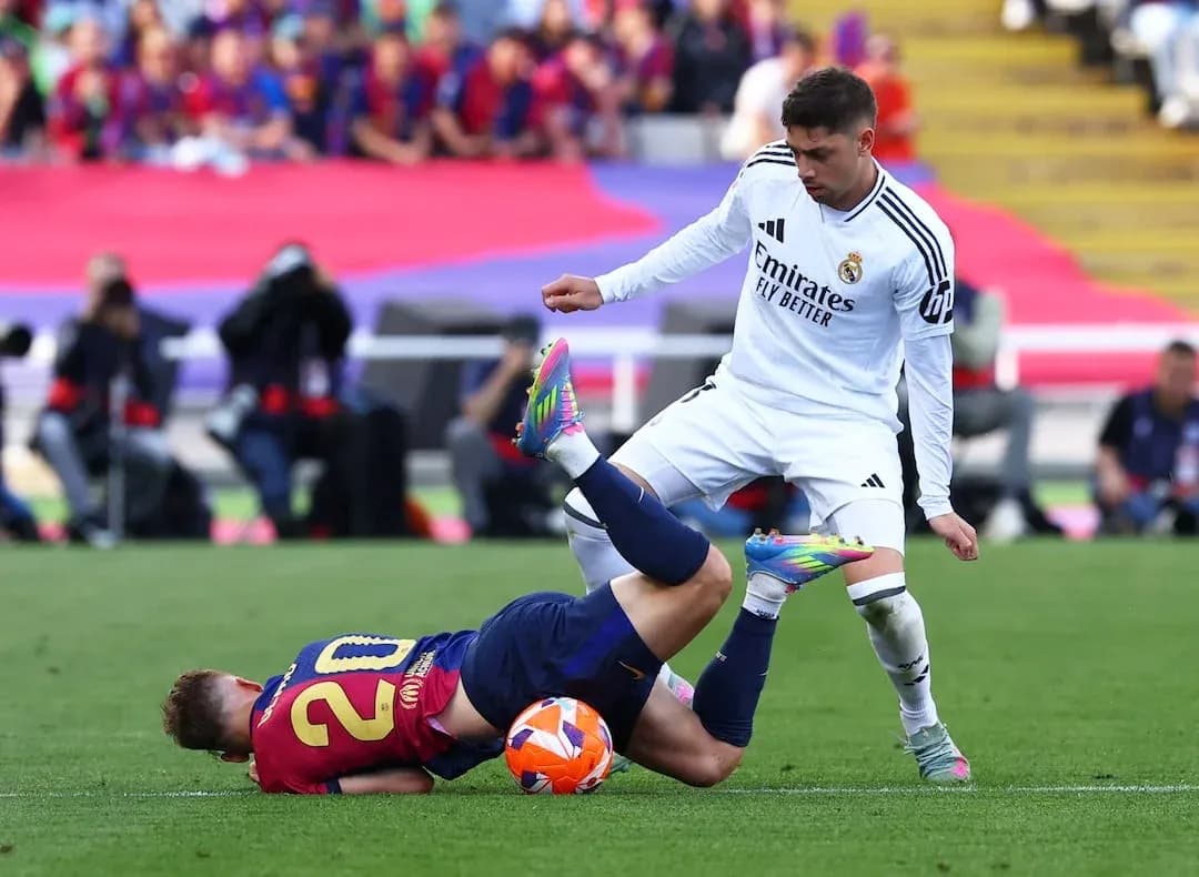 Jugadores de Barcelona y Real Madrid en acción