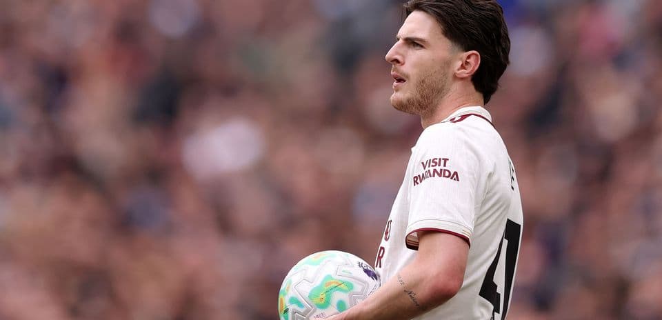 Jugador sosteniendo el balón en el campo de juego