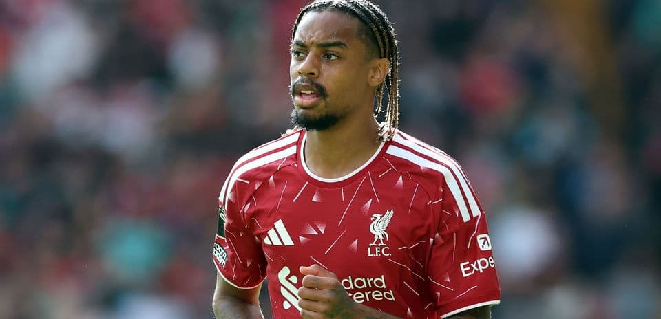Jugador de Liverpool en el campo durante el partido