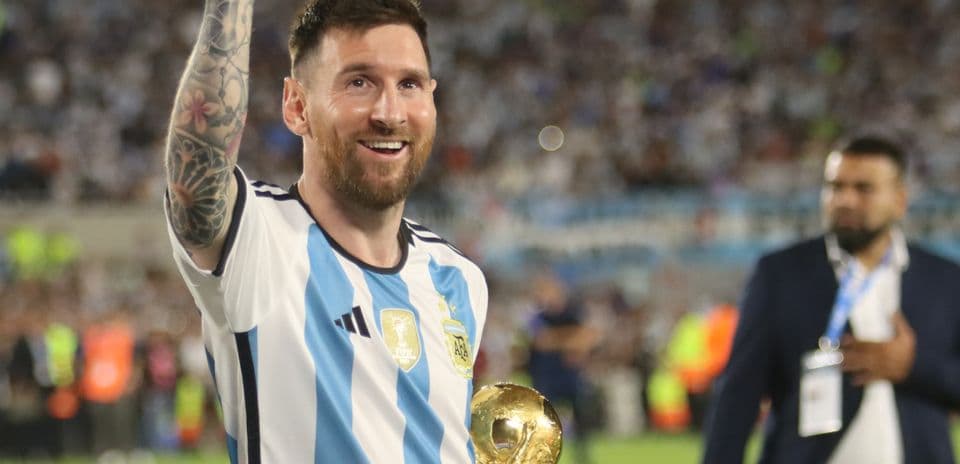 Jugador argentino levantando trofeo de la Copa del Mundo